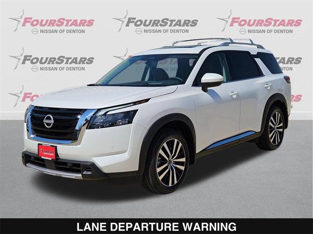 Photo of 2025 Everest White Pearl Tricoat Nissan Pathfinder