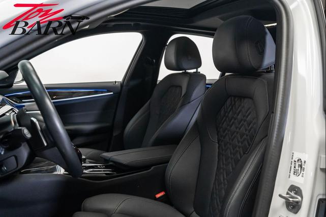Photo of 2023 Alpine White BMW 540