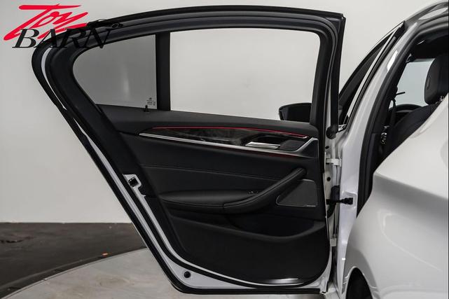 Photo of 2023 Alpine White BMW 540