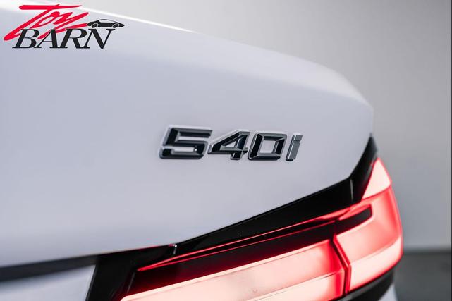 Photo of 2023 Alpine White BMW 540