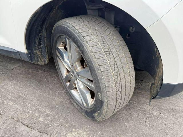 Photo of 2013 White Ford Edge