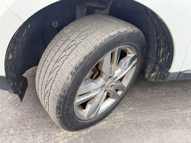 Photo of 2013 White Ford Edge