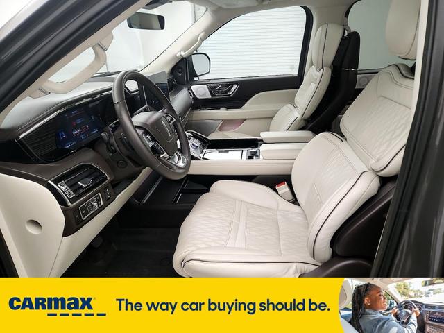 Photo of 2024 Gray Lincoln Navigator