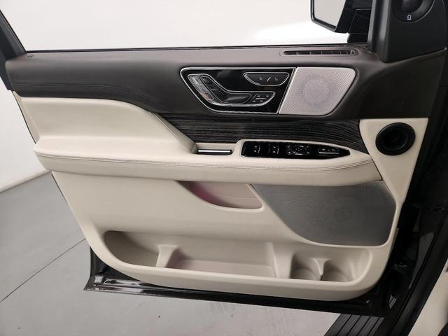 Photo of 2024 Gray Lincoln Navigator