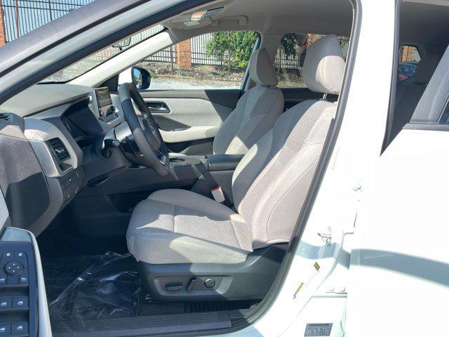 Photo of 2023 Pearl White Tricoat Nissan Rogue