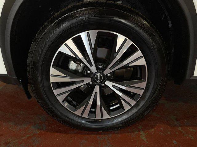 Photo of 2023 Pearl White Tricoat Nissan Rogue