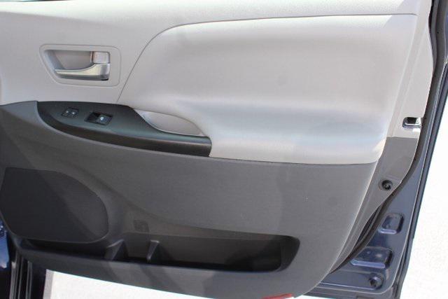 Photo of 2020 Parisian Night Pearl Toyota Sienna