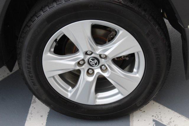 Photo of 2020 Super White Toyota RAV4