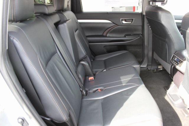Photo of 2019 Celestial Silver Metallic Toyota Highlander