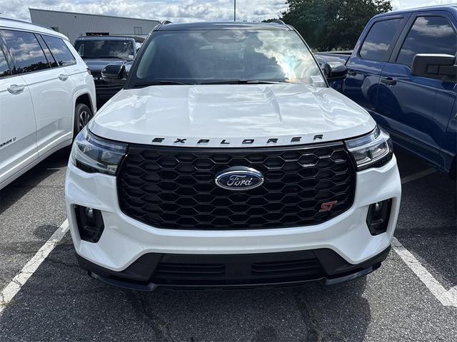 Photo of 2025 Star White Metallic Tri-Coat Ford Explorer