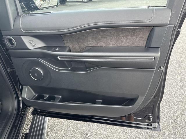 Photo of 2021 Agate Black Metallic Ford Expedition