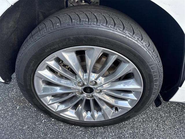 Photo of 2022 Star White Metallic Tri-Coat Ford Edge