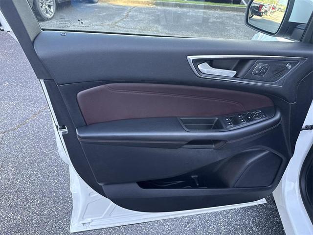 Photo of 2022 Star White Metallic Tri-Coat Ford Edge