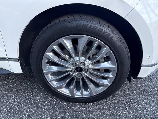 Photo of 2022 Star White Metallic Tri-Coat Ford Edge