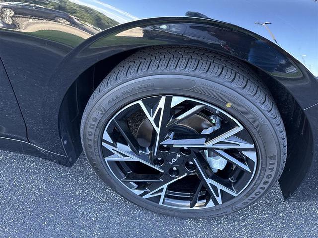 Photo of 2025 Aurora Black Pearl Kia K5