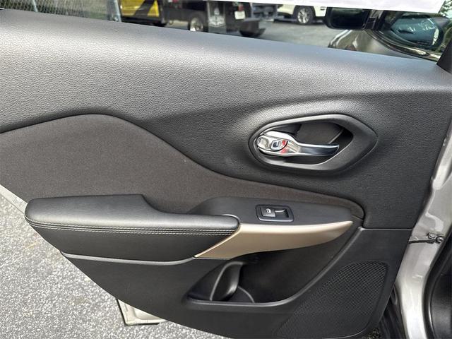 Photo of 2018 Billet Silver Metallic Clearcoat Jeep Cherokee