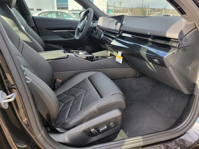 Photo of 2025 Dark Graphite Metallic BMW 530