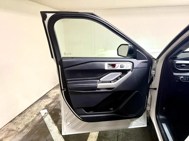 Photo of 2022 White Ford Explorer