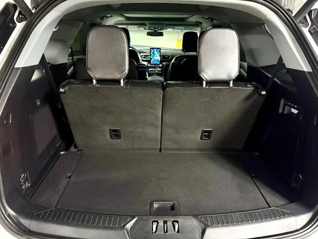 Photo of 2022 White Ford Explorer