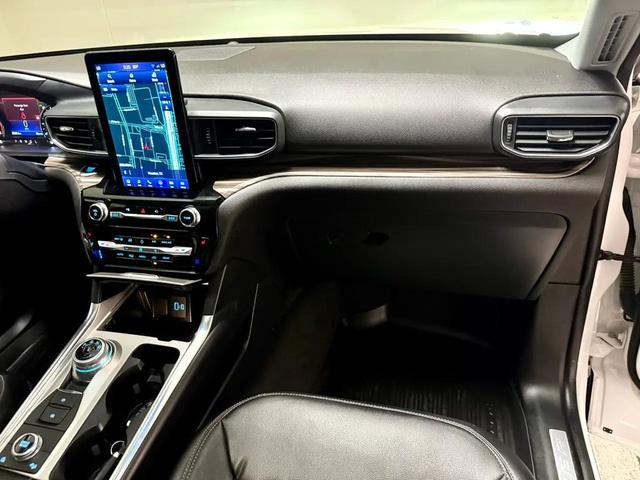 Photo of 2022 White Ford Explorer
