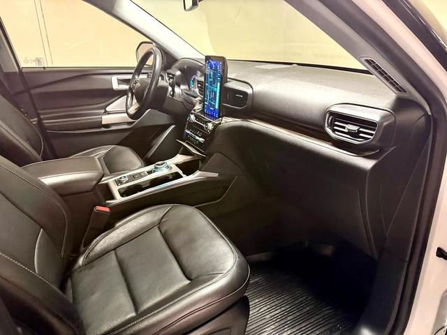Photo of 2022 White Ford Explorer