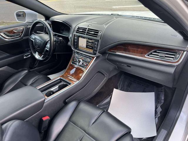 Photo of 2017 White Platinum Tri-Coat Lincoln Continental