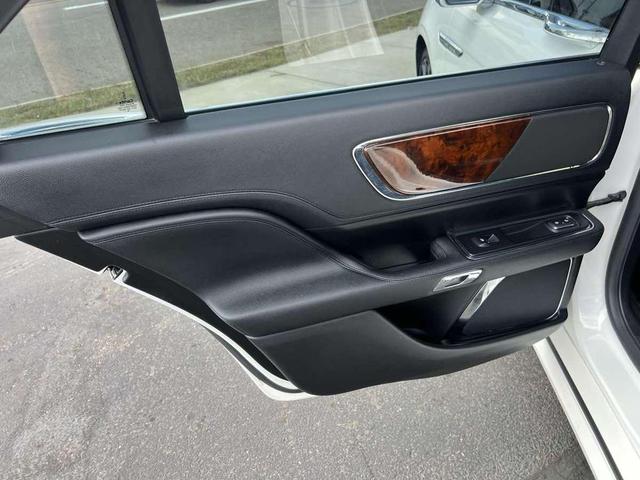 Photo of 2017 White Platinum Tri-Coat Lincoln Continental