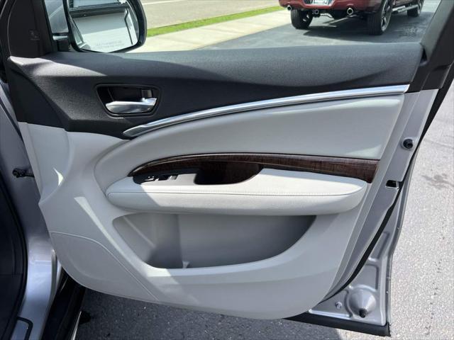 Photo of 2017 Lunar Silver Metallic Acura MDX