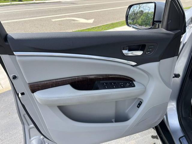 Photo of 2017 Lunar Silver Metallic Acura MDX