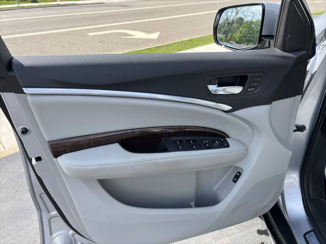 Photo of 2017 Lunar Silver Metallic Acura MDX