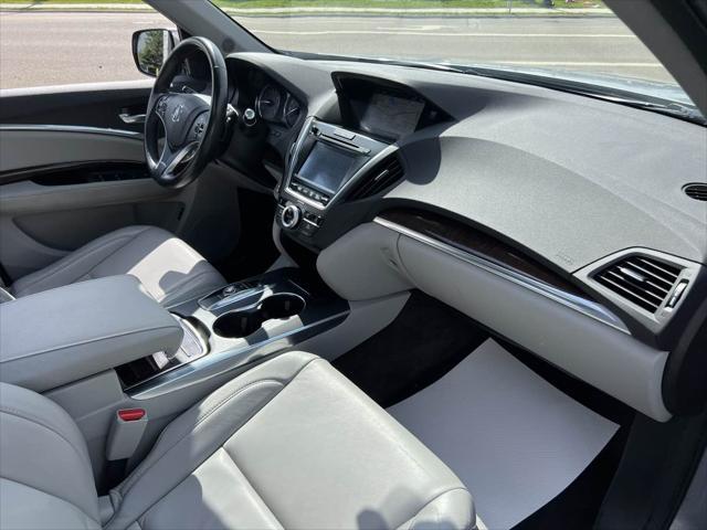 Photo of 2017 Lunar Silver Metallic Acura MDX