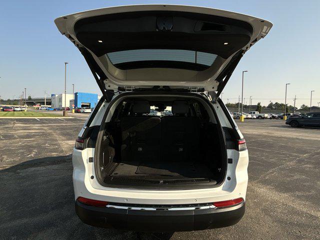 Photo of 2021 Bright White Clearcoat Jeep Grand Cherokee L