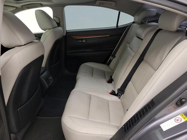 Photo of 2015 Gray Lexus ES 300h