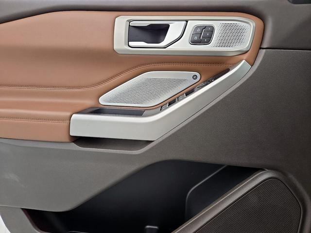 Photo of 2023 White Ford Explorer