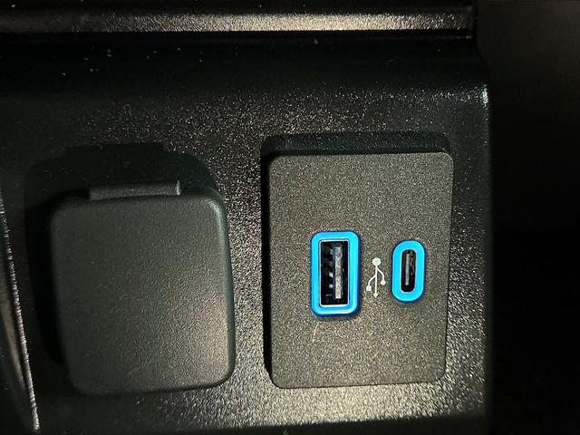 Photo of 2023 White Ford Explorer