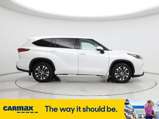 Photo of 2022 White Toyota Highlander