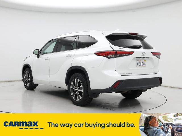 Photo of 2022 White Toyota Highlander