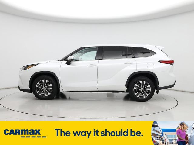 Photo of 2022 White Toyota Highlander