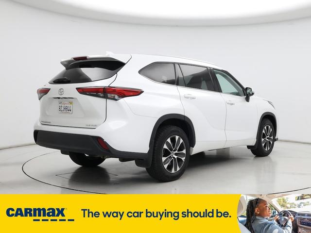 Photo of 2022 White Toyota Highlander