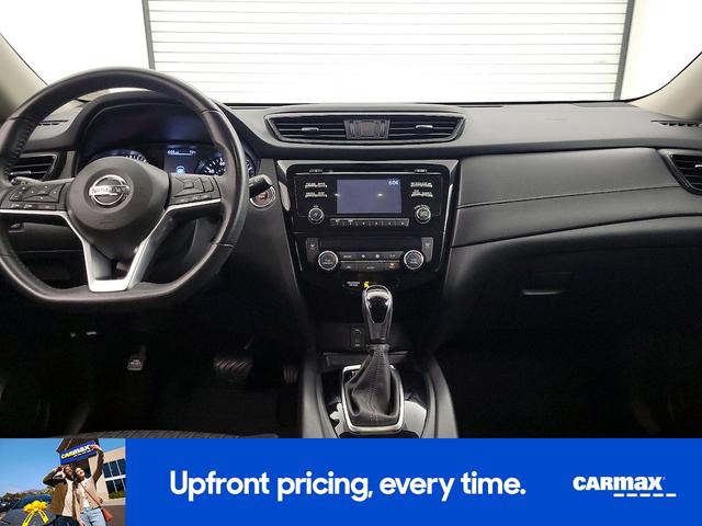 Photo of 2017 Silver Nissan Rogue