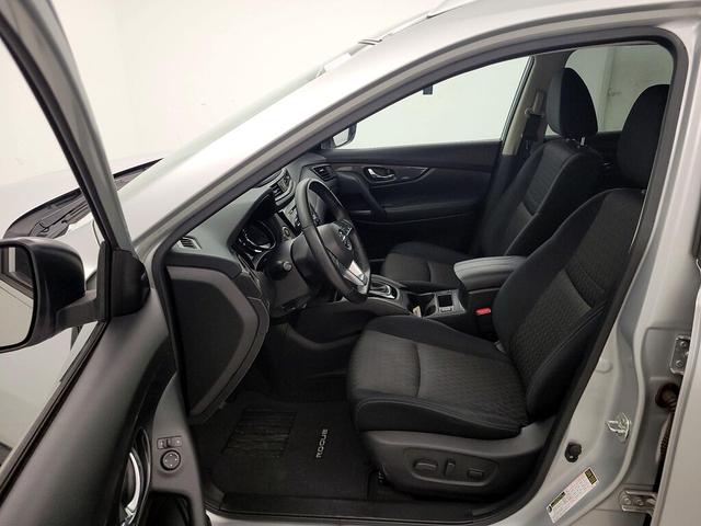 Photo of 2017 Silver Nissan Rogue