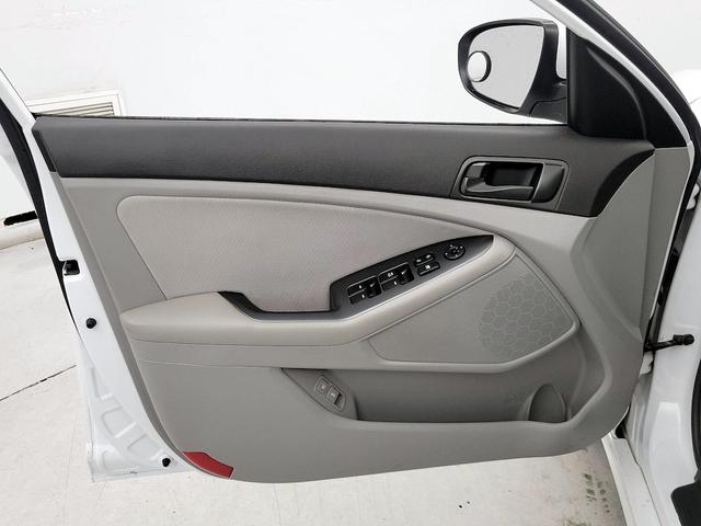 Photo of 2014 White Kia Optima