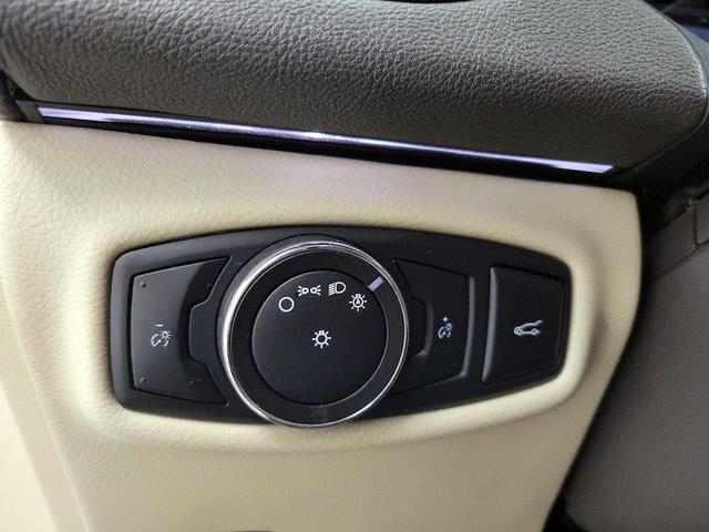 Photo of 2015 White Lincoln MKZ