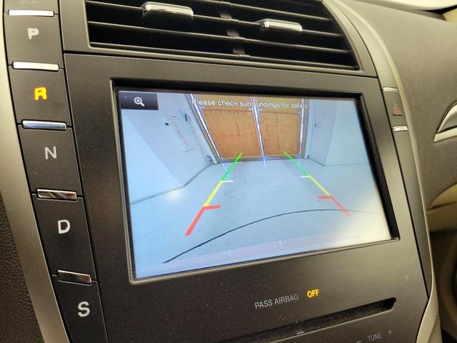 Photo of 2015 White Lincoln MKZ