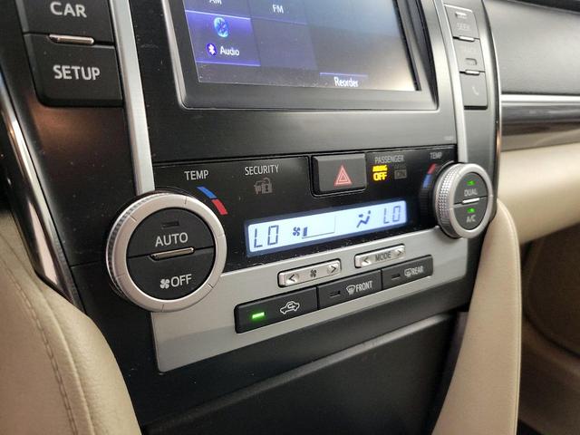 Photo of 2014 Gray Toyota Camry Hybrid