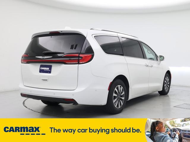 Photo of 2021 White Chrysler Pacifica Hybrid