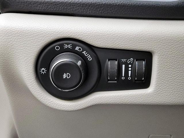 Photo of 2018 Burgundy Chrysler Pacifica