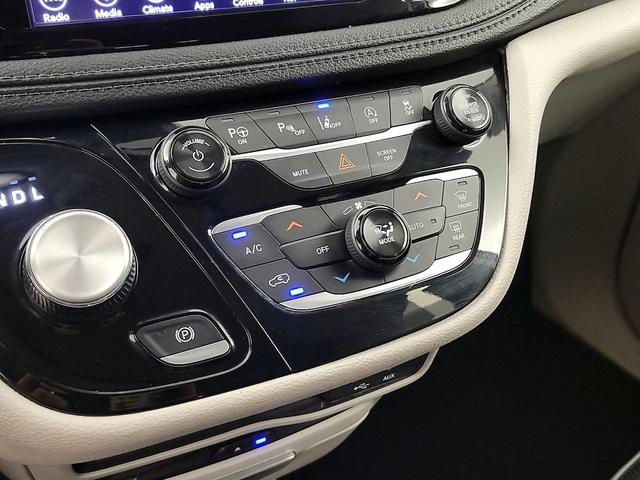 Photo of 2018 Burgundy Chrysler Pacifica