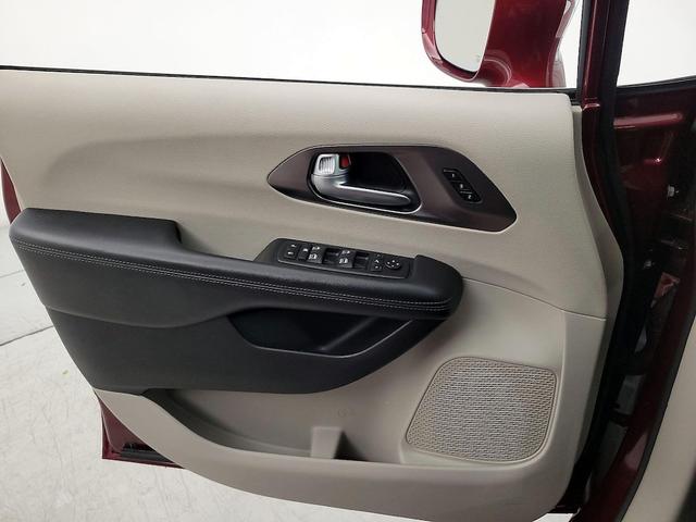 Photo of 2018 Burgundy Chrysler Pacifica