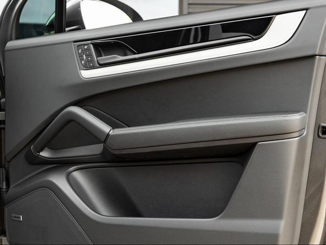Photo of 2025 Quartzite Grey Metallic Porsche Cayenne